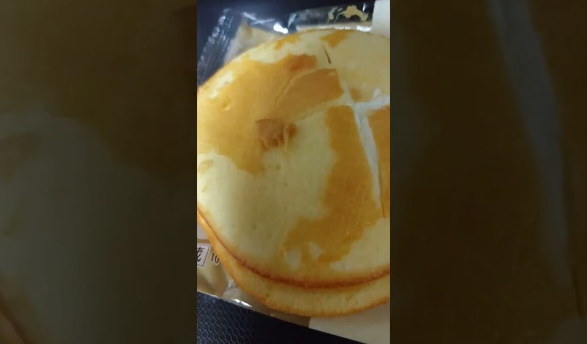 #ダブルクリームサンド（ホイップ&カスタード）FamilyMartで買ったダブルクリームサンド（ホイップ&カスタード）です。2025/10/16